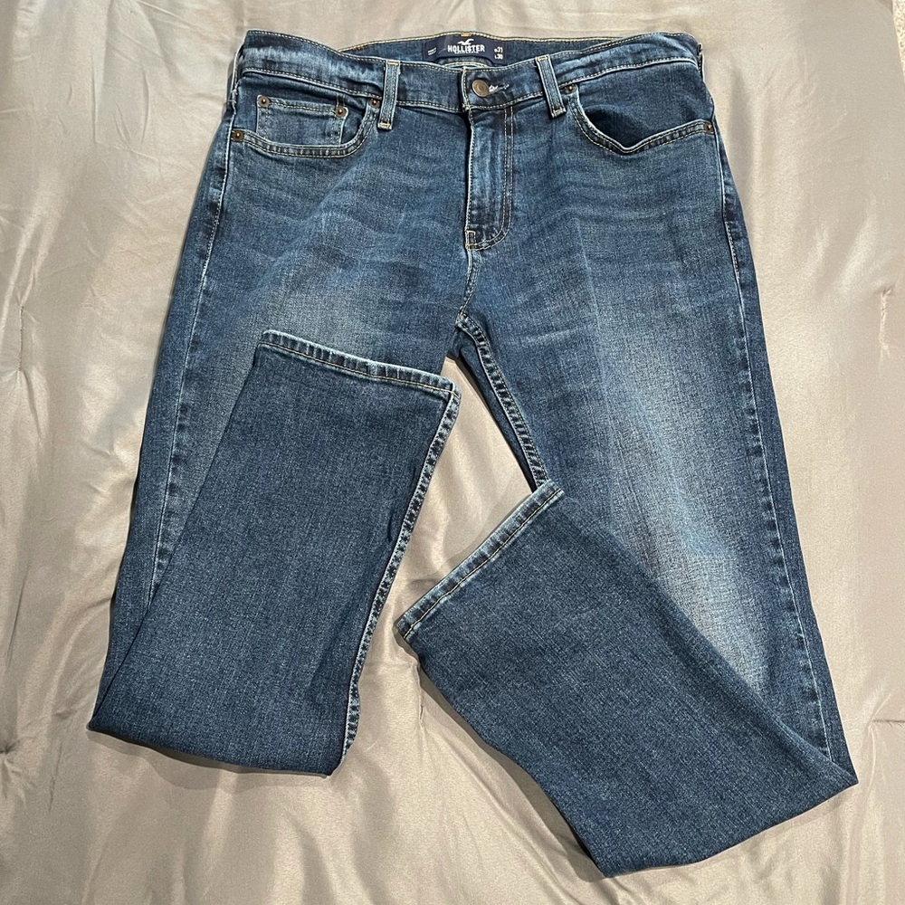 Hollister Epic Flex
SLIM STRAIGHT JEANS Men’s